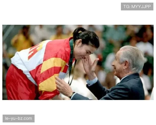 哈兰德下场那背影，真像邻家大男孩突然继承了亿万家产