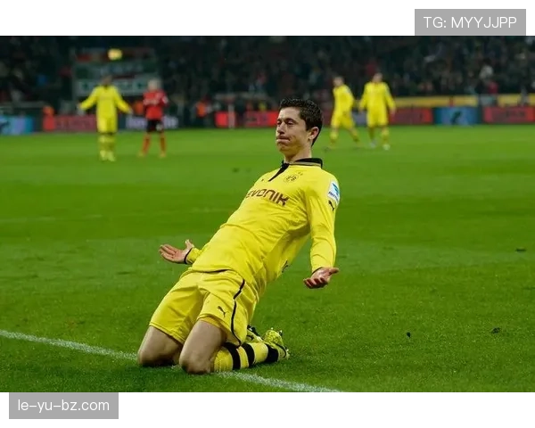 莱万多夫斯基遛娃那组图，婴儿车比街上跑车还吸睛